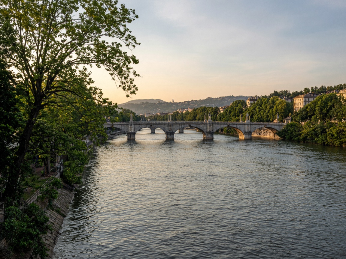 Fiume Po a Torino con ponti e alberature